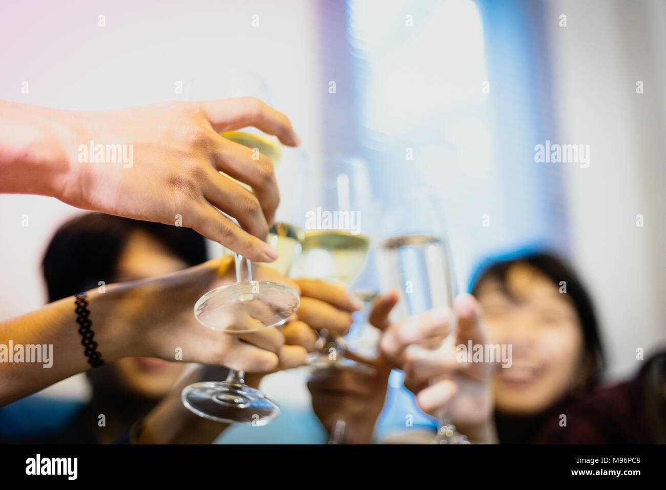 Asiatische Gruppe von Freunden in Partei mit alkoholischen Bier Getränke und jungen Leuten an der Bar toasten Cocktails. Soft Focus genießen Stockfoto