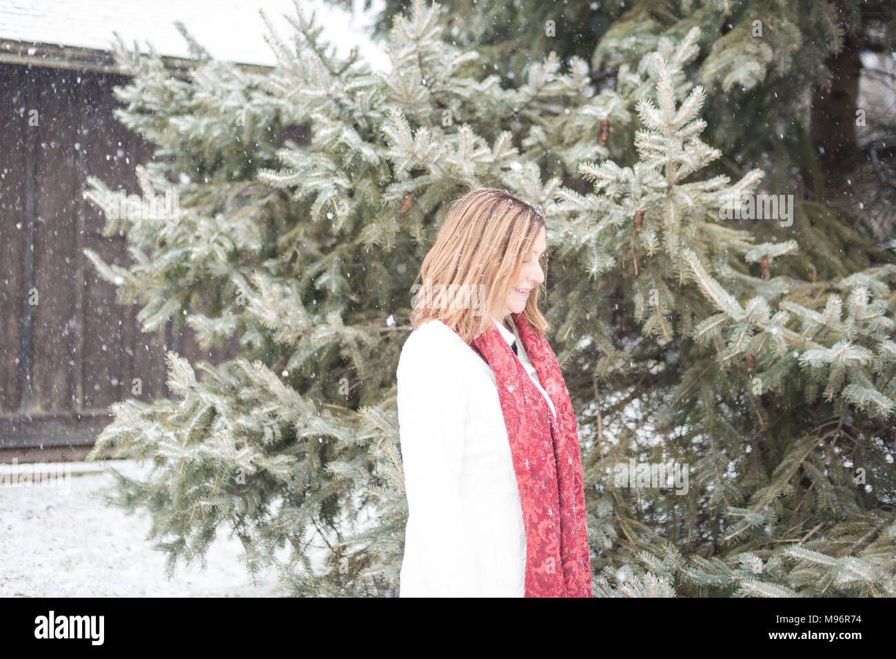 Glückliche Frau genießen magische Schneeflocken fallen im Winter - überbelichtet für Effekt Stockfoto