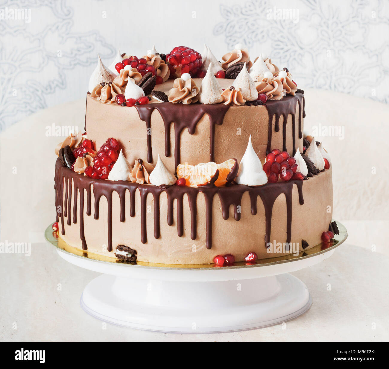 Festliches 2-tier-Kuchen mit Früchten Streifen von Schokolade Stockfoto