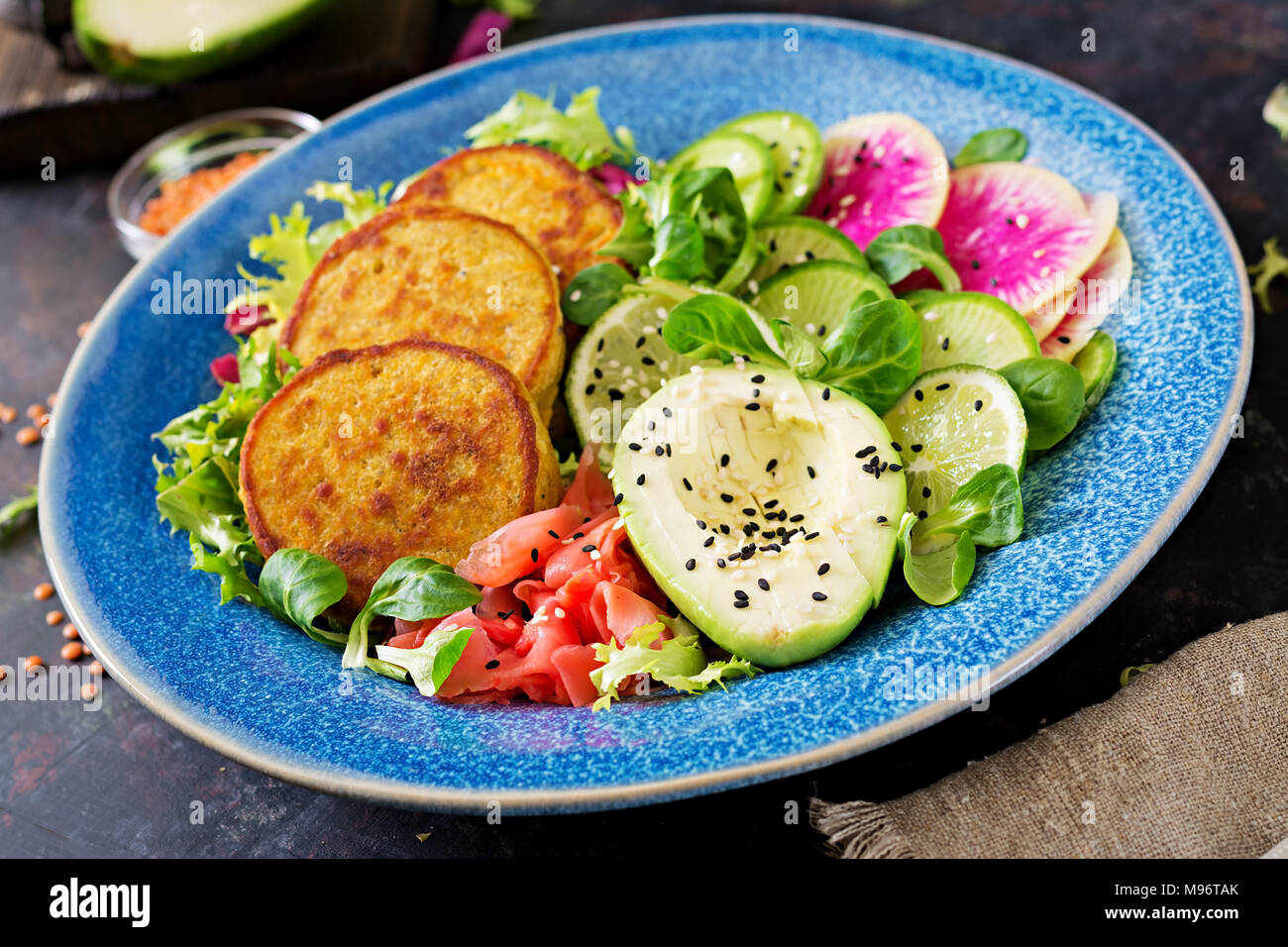 Vegan buddha Schüssel Abendessen Lebensmittel Tabelle. Gesundes Essen. Gesund vegan Mittagessen Schüssel. Omelett mit Linsen und Rettich, Avocado Salat Stockfoto