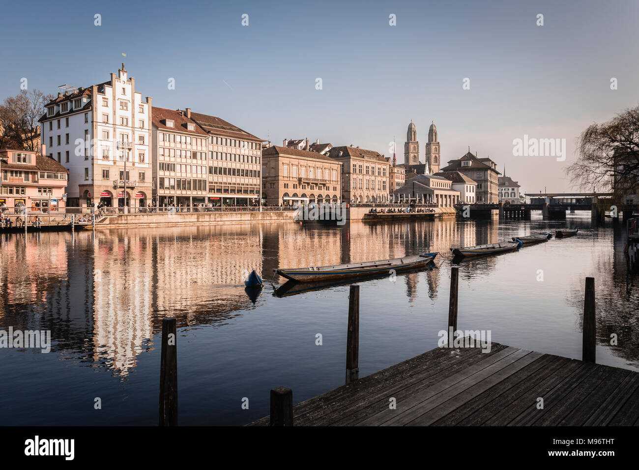 Die Limmat und die Altstadt von Zürich, Schweiz. Stockfoto