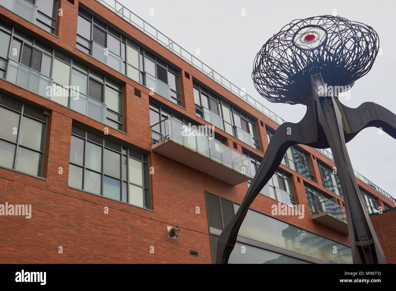 'Es' riesiges Insekt stahlskulptur von Michael Christ, Distillery District, Toronto, Ontario, Kanada. Stockfoto