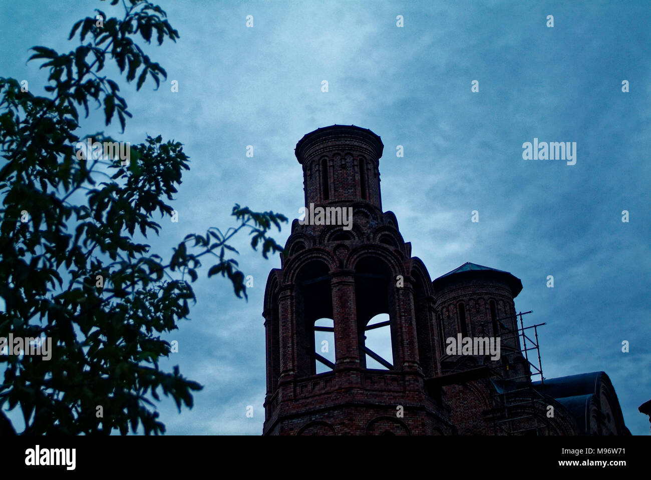Unvollendete Orthodoxe Kirche in den frühen Morgenstunden, Moskau Stockfoto