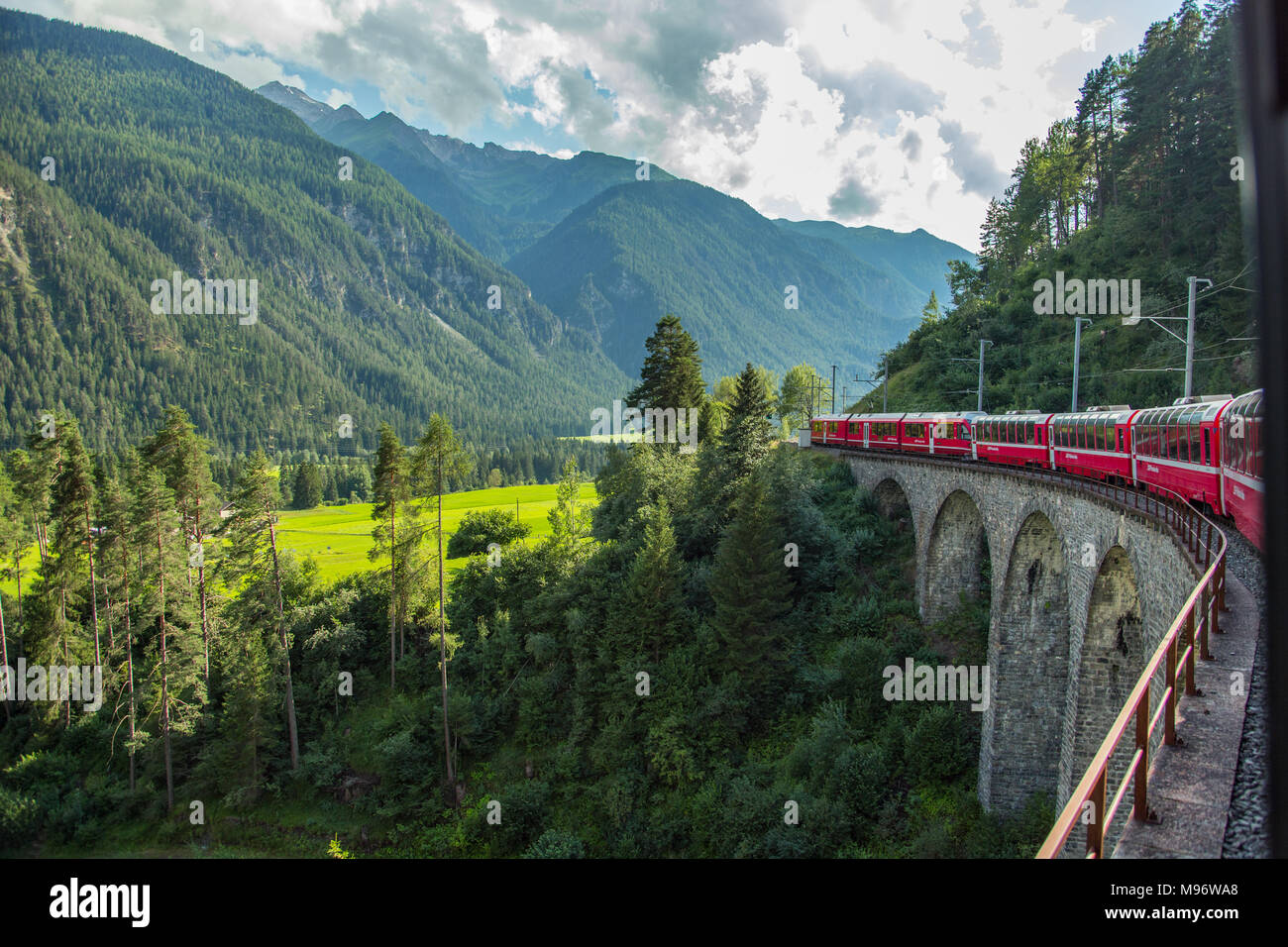Bernina Express Zug fährt durch die Schweizer Alpen über Viadukte Stockfoto