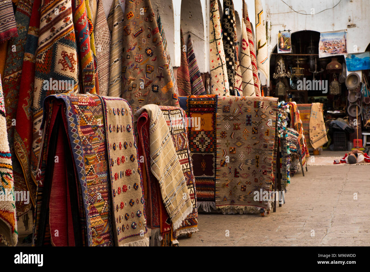 Marokko, Casablanca, Quartier Habous Souk, Berber Teppiche, Kelims und gewebte Textilien auf der Anzeige Stockfoto
