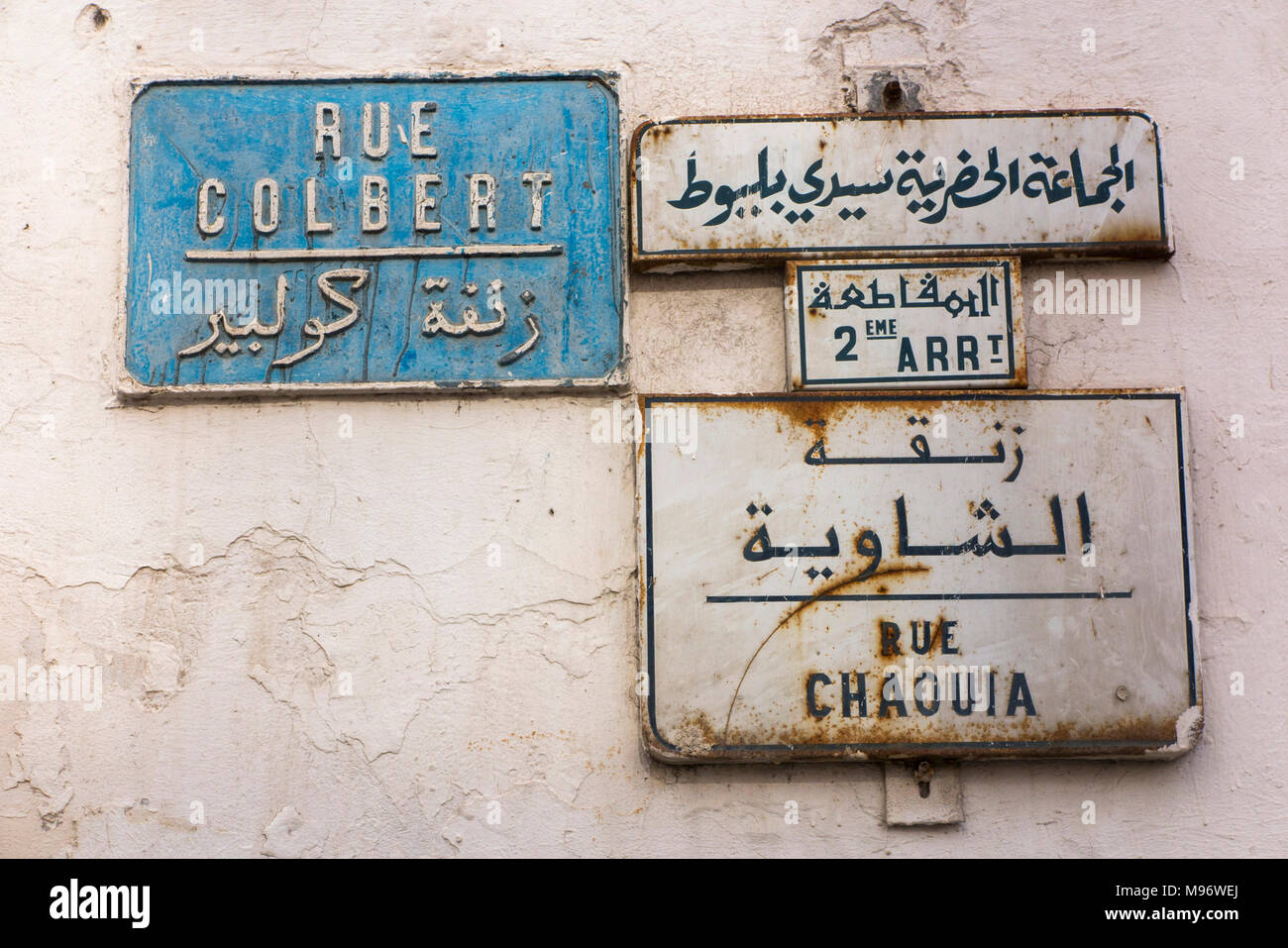 Marokko, Casablanca, Rue Colbert und Rue Chaouia Straßennamenschilder in Französisch und Arabisch Stockfoto