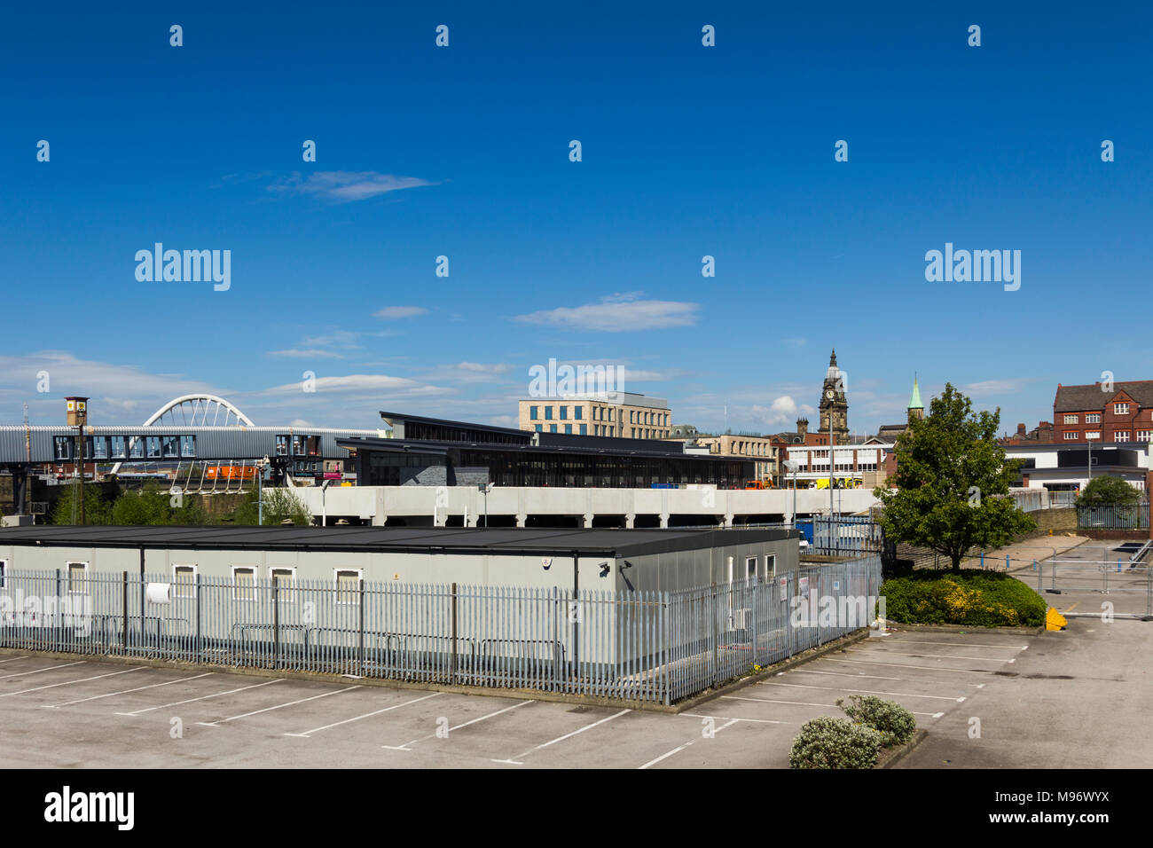 Bolton bus interchange Bau, kurz vor dem completio, n mit Arbeit weiterhin auf die Fußgängerbrücke verbindet den Bahnhof mit dem Bus Station. Stockfoto