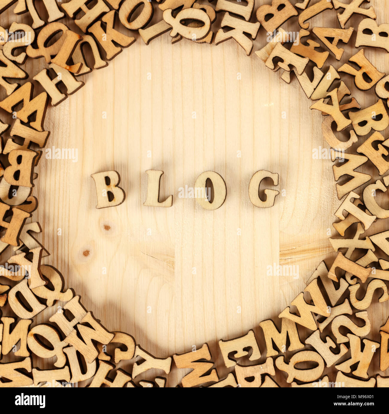 Holz- Buchstaben, blog, das englische Alphabet. Bildschirmschoner auf Ihren Blog. Stockfoto