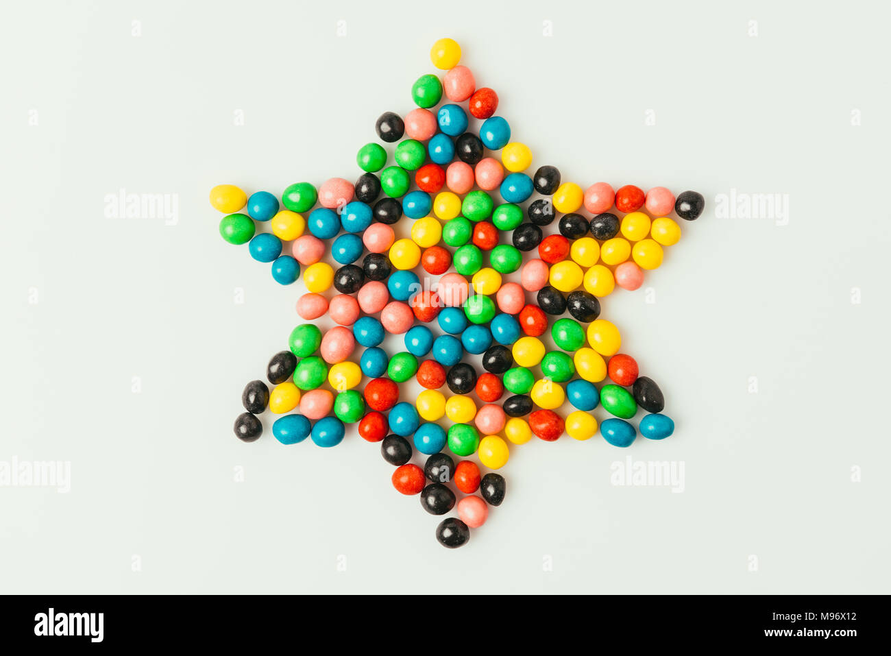 Blick von oben auf die Stern aus Süßigkeiten auf grau, purim Urlaub Konzept isoliert Stockfoto