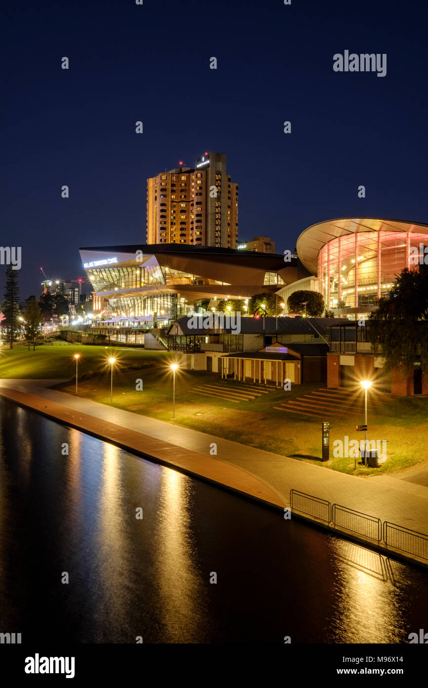 Das Adelaide Skyline leuchtet in der Nacht in den ruhigen Fluss Torrens widerspiegelt. Stockfoto