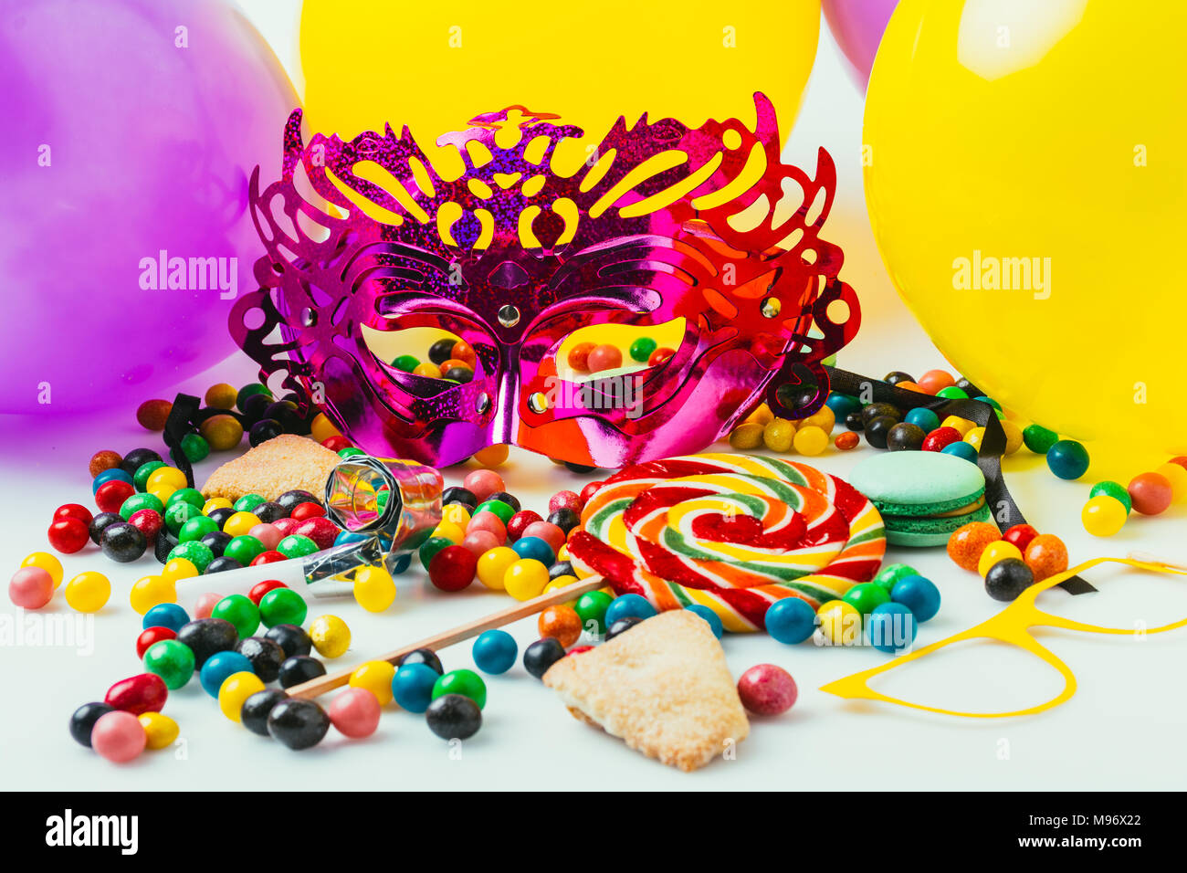 In der Nähe von Ballons, maskerade Masken und Bonbons, purim Urlaub Konzept Stockfoto