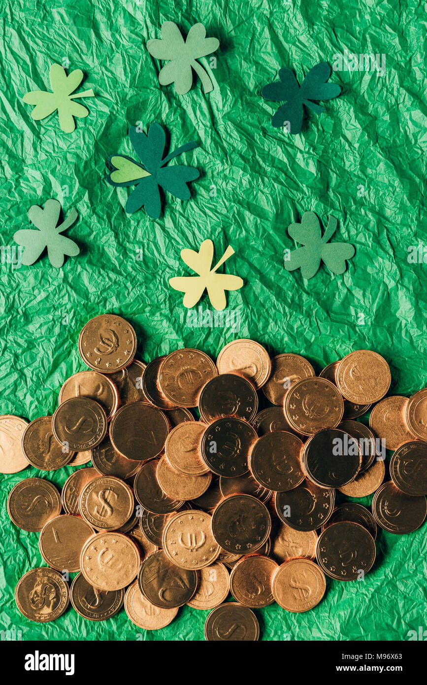 Blick von oben auf die goldenen Münzen und Papier shamrock auf grüne Oberfläche, st patricks day Konzept Stockfoto