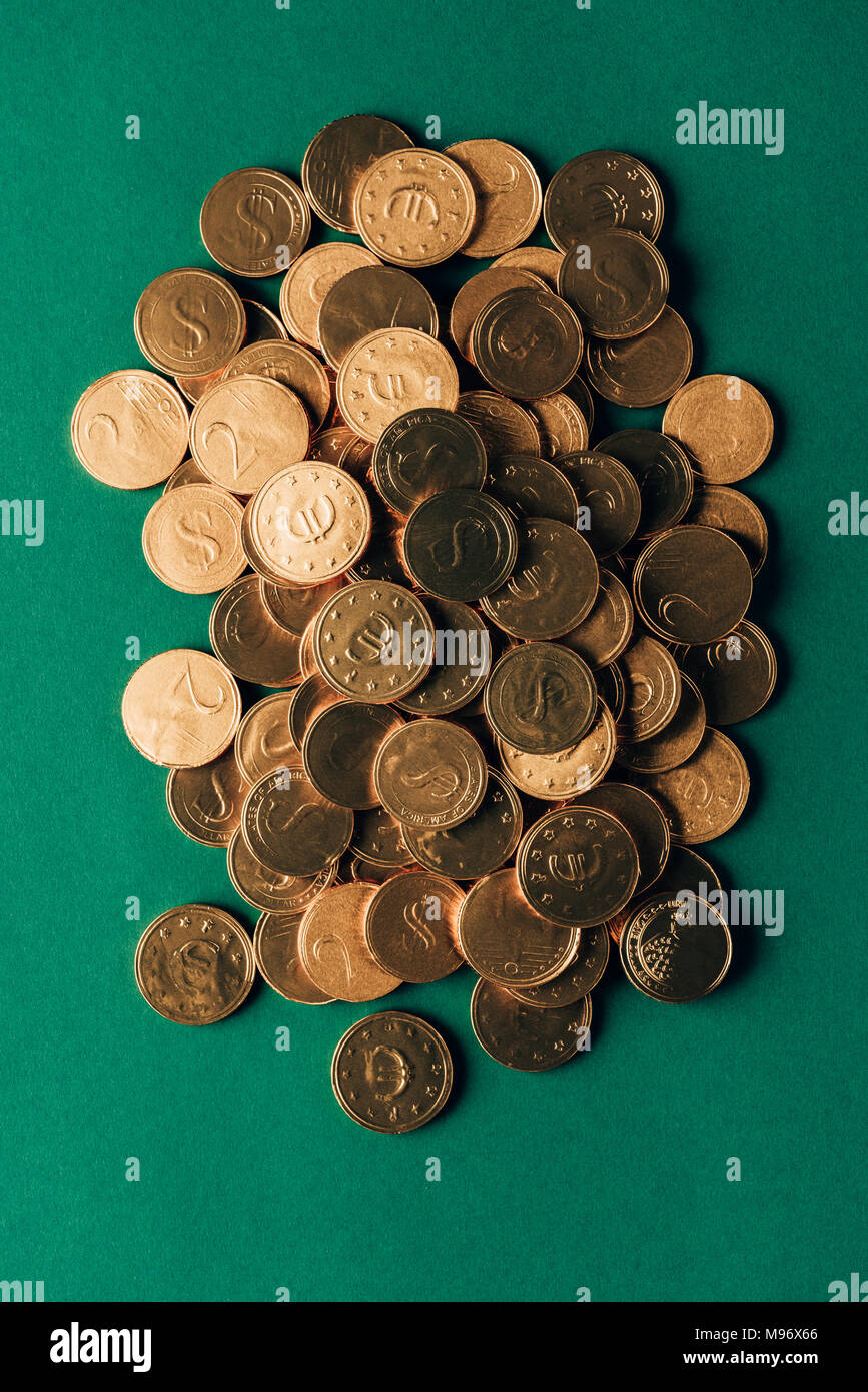 Blick von oben auf die Stapel der goldenen Münzen am grünen Tisch, st patricks day Konzept Stockfoto
