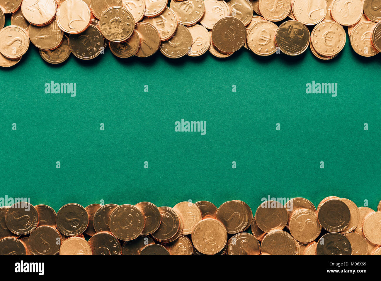 Blick von oben auf die goldenen Münzen auf grüne Oberfläche, st patricks day Konzept Stockfoto