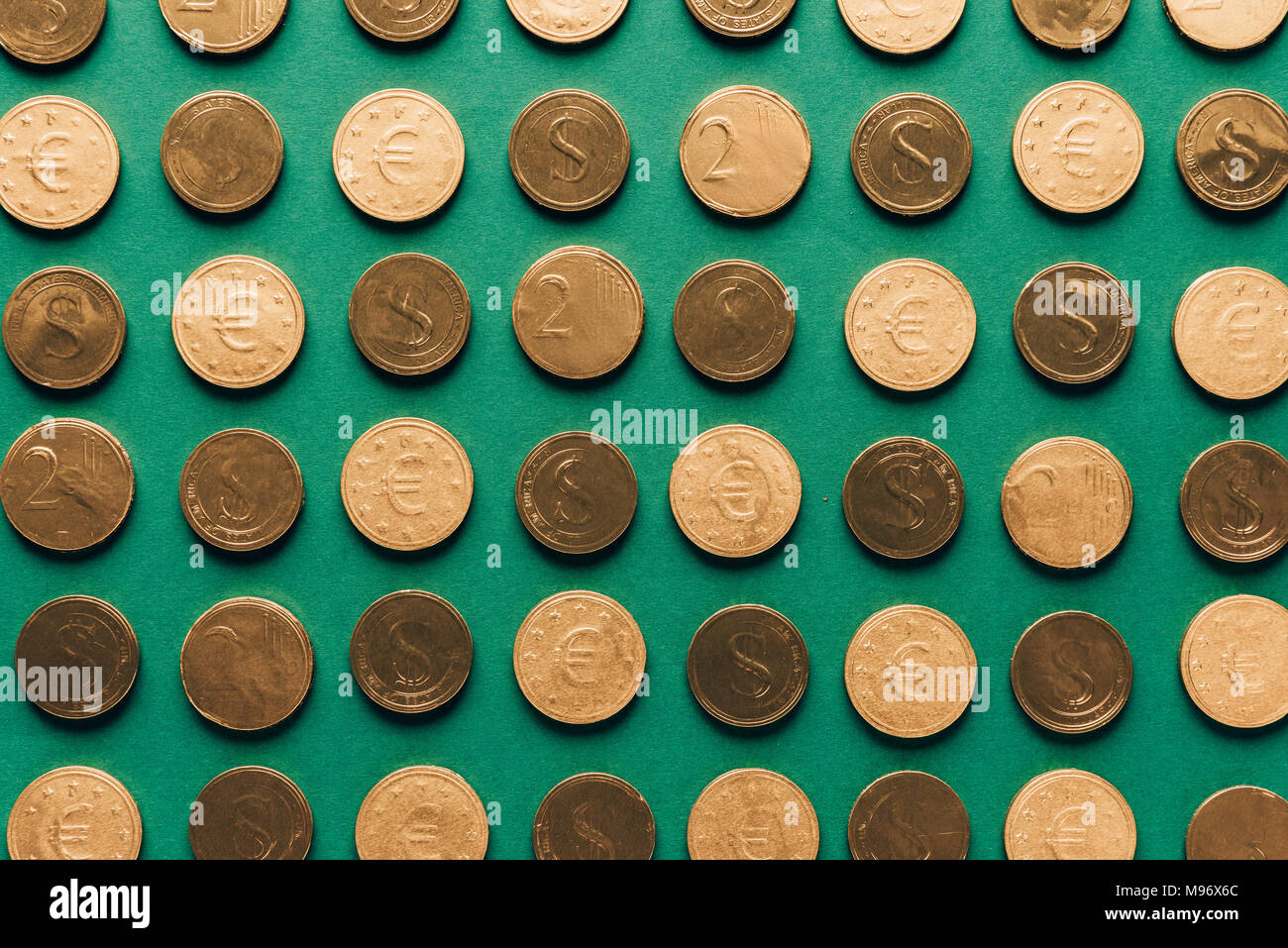 Blick von oben auf die Muster der goldenen Münzen auf Grün, st patricks day Konzept Stockfoto