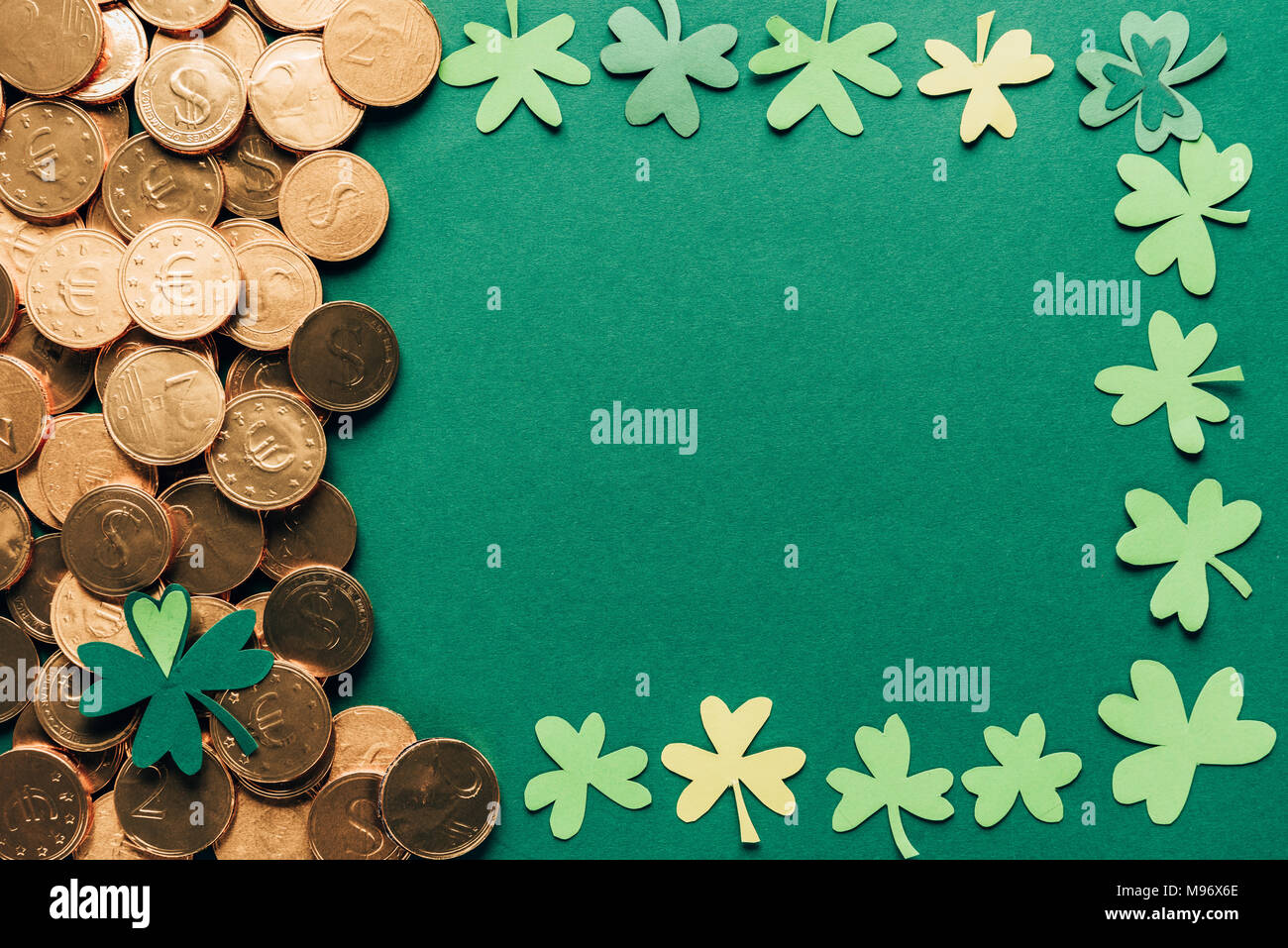 Blick von oben auf die Shamrock und goldenen Münzen auf Grün, st patricks day Konzept Stockfoto