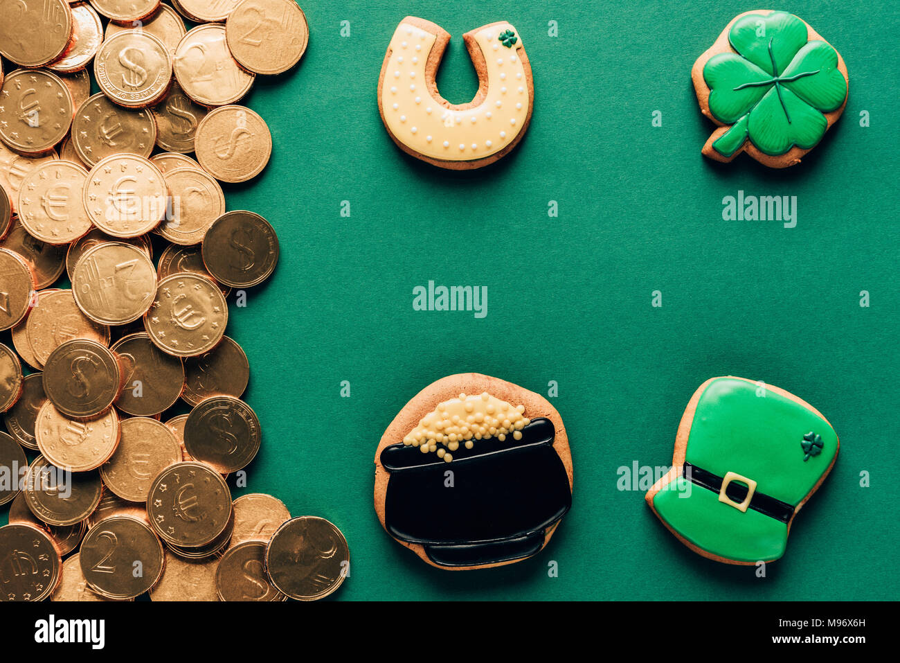 Blick von oben auf die Vereisung cookies und goldenen Münzen, st patricks day Konzept Stockfoto