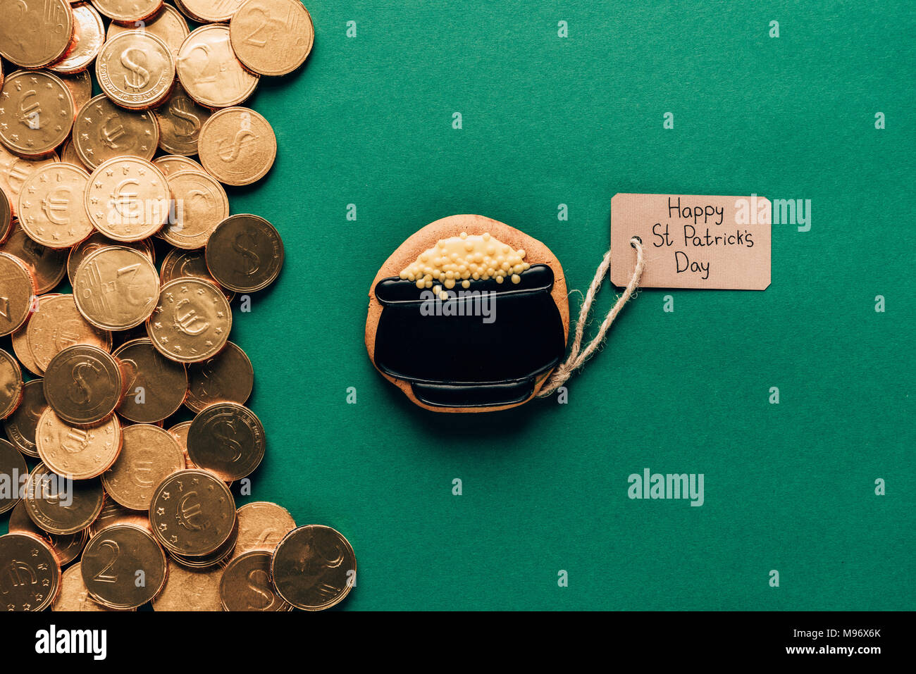 Blick von oben auf die Vereisung Cookie und goldenen Münzen auf Grün, st patricks day Konzept Stockfoto