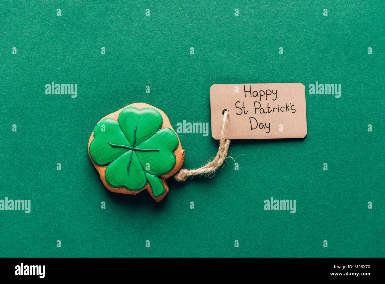 Blick von oben auf die Vereisung Cookie in Form von Shamrock auf Grün, st patricks day Konzept Stockfoto