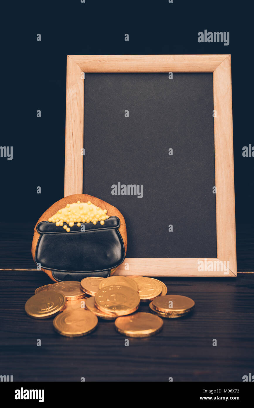 Leeren Brett mit goldenen Münzen und Lebkuchen, st patricks day Konzept Stockfoto