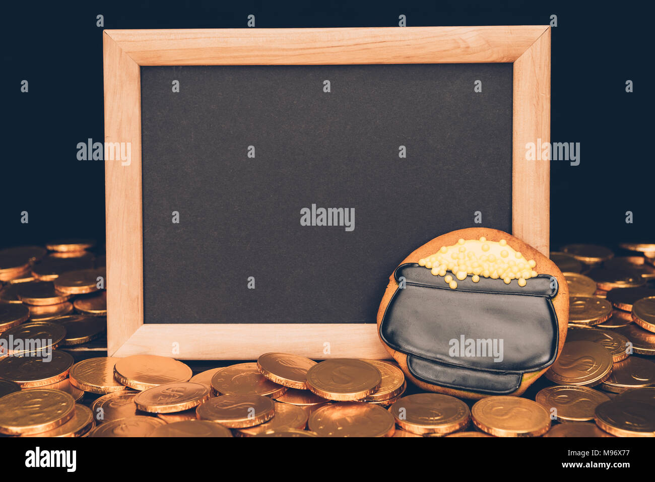 Leeren Brett mit goldenen Münzen und Vereisung cookie, st patricks day Konzept Stockfoto