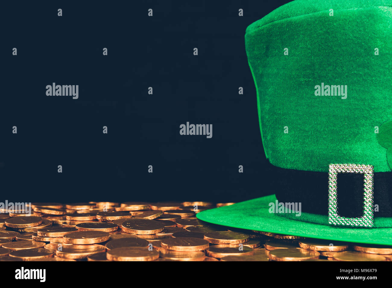 Grünen Hut auf goldenen Münzen auf Schwarz, st patricks day Konzept isoliert Stockfoto