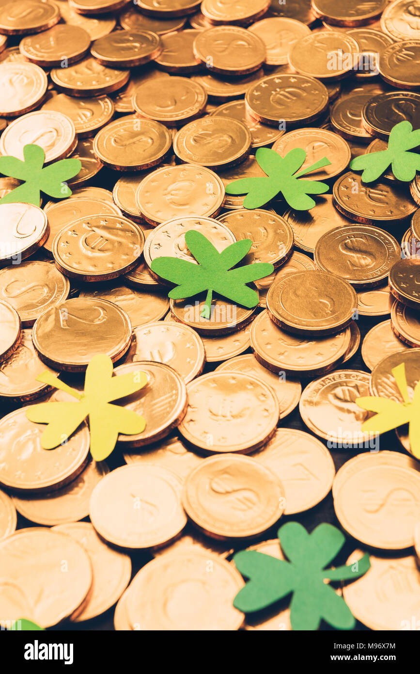 Goldene Münzen und Shamrock, st patricks day Konzept Stockfoto