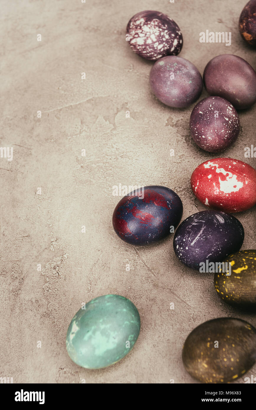 Hohe Betrachtungswinkel und bemalte Ostereier auf der Tischplatte Stockfoto