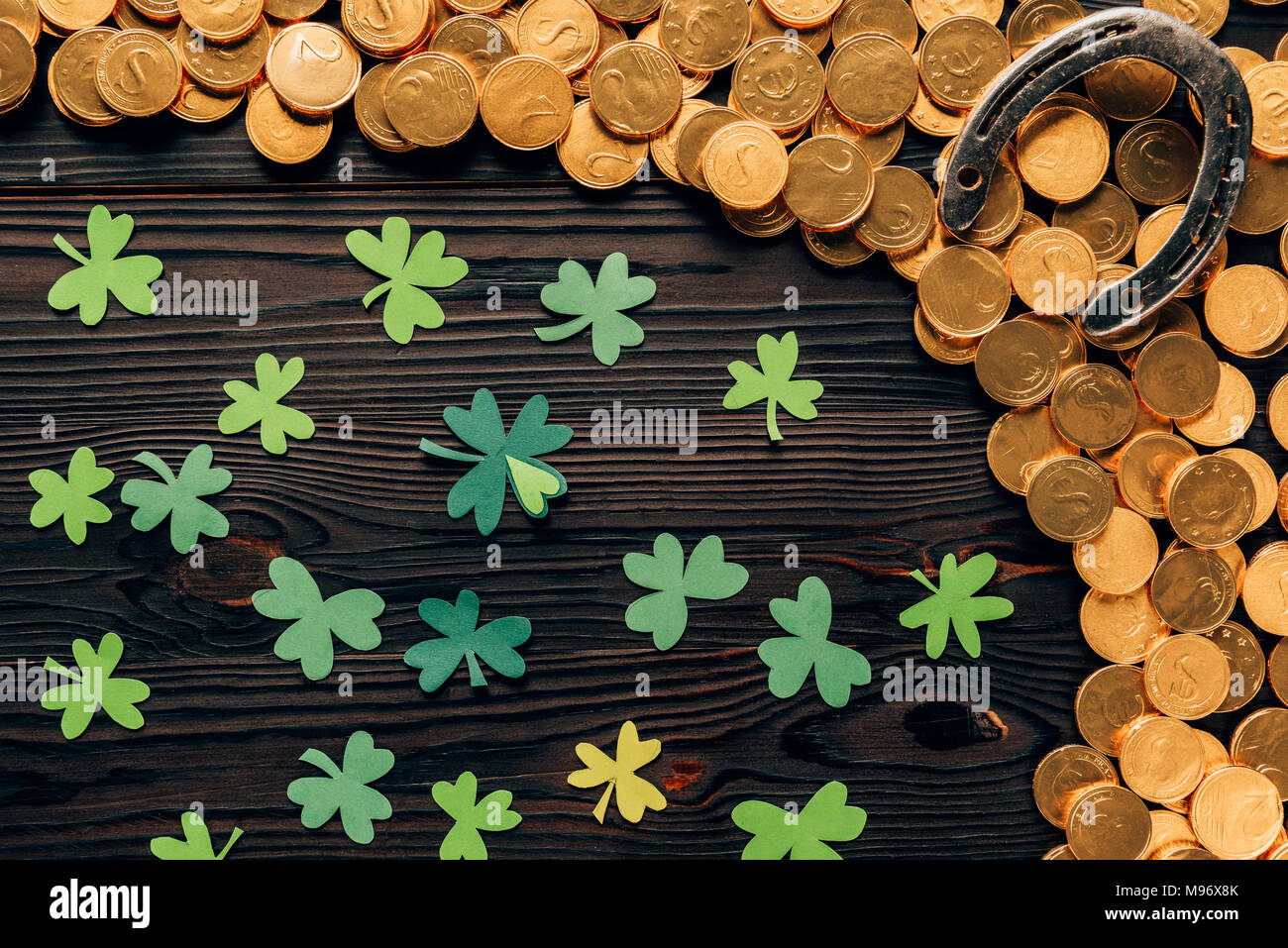 Blick von oben auf die Shamrock, goldene Münzen und Hufeisen auf Holztisch, st patricks day Konzept Stockfoto