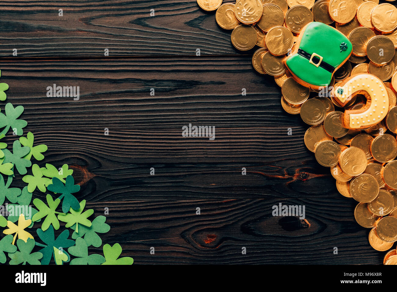 Blick von oben auf die Shamrock und goldenen Münzen auf hölzernen Tisch, st patricks day Konzept Stockfoto