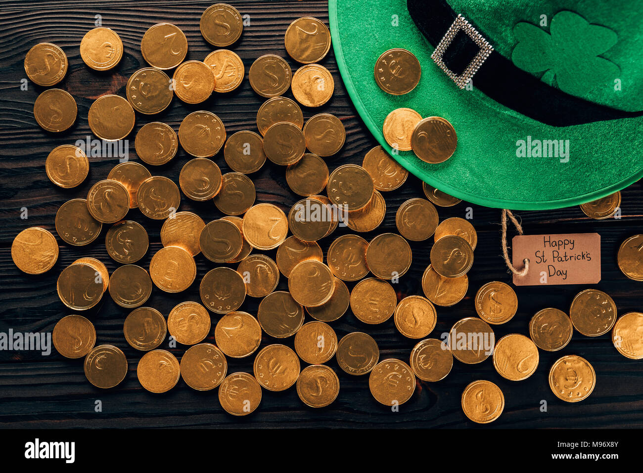 Blick von oben auf die grüne Mütze und goldenen Münzen auf den Tisch, st patricks day Konzept Stockfoto