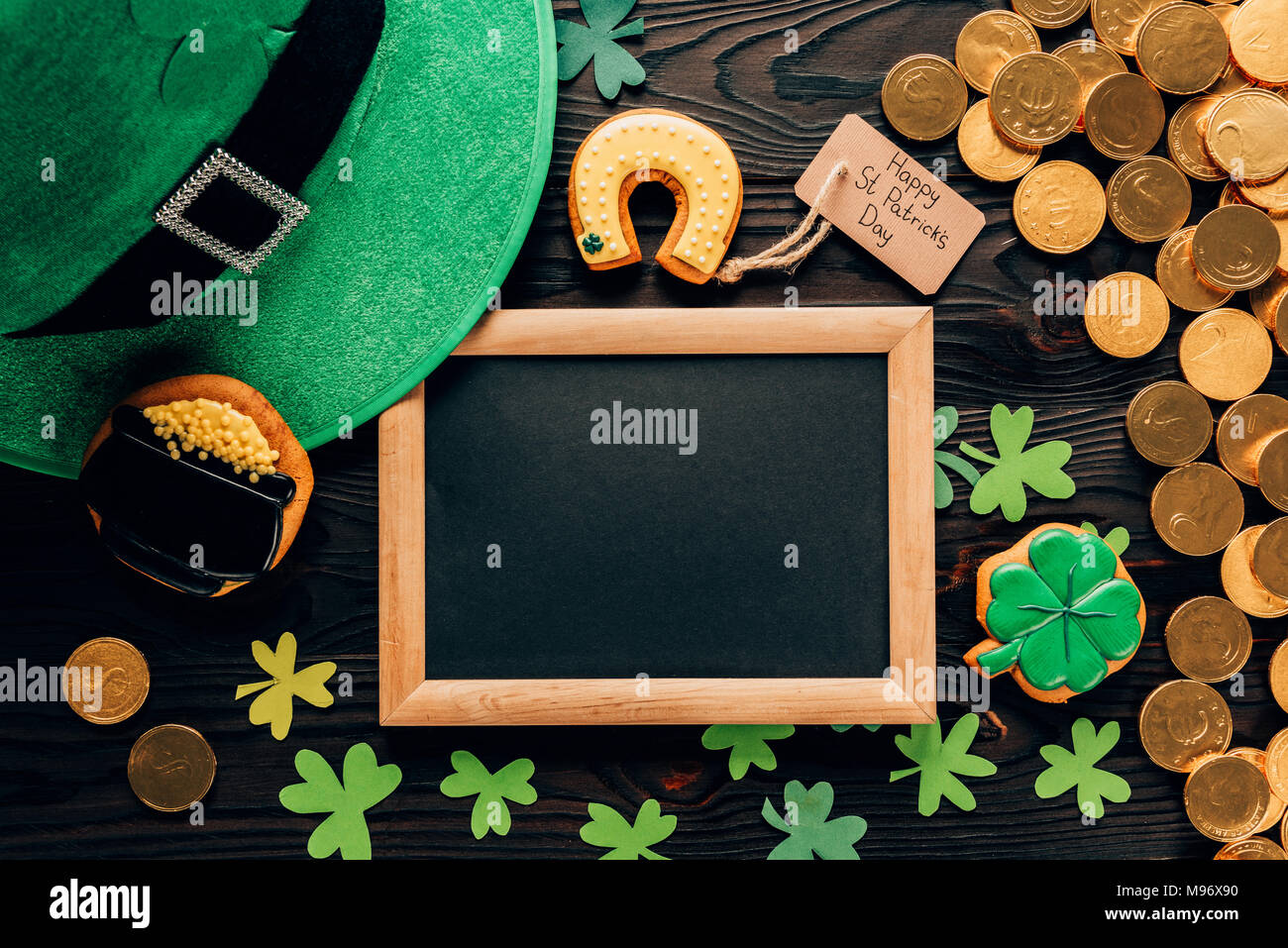 Blick von oben auf die leeren Brett mit Lebkuchen und Shamrock auf Tisch, st patricks day Konzept Stockfoto