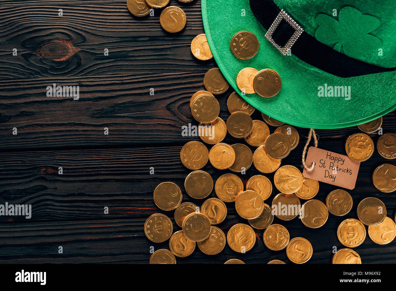 Blick von oben auf die grüne Mütze und goldene Münzen, st patricks day Konzept Stockfoto