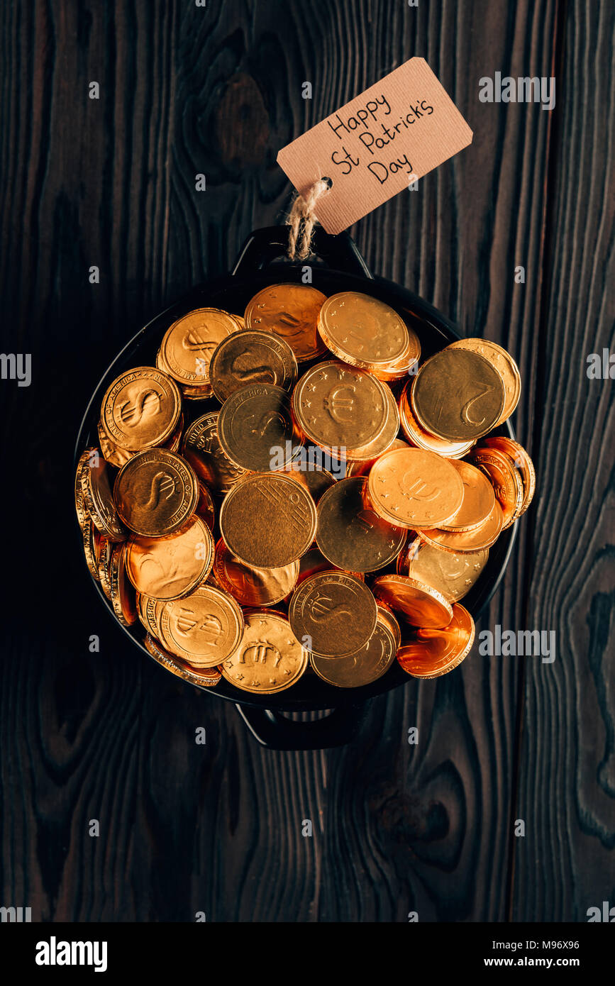 Blick von oben auf die Topf mit goldenen Münzen auf hölzernen Tisch, st patricks day Konzept Stockfoto
