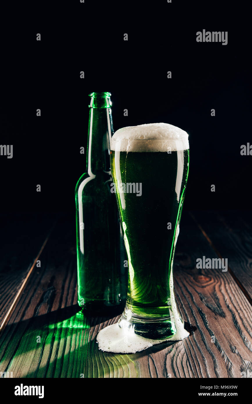 Glas und Flasche grün Bier auf Holztisch, st patricks day Konzept Stockfoto