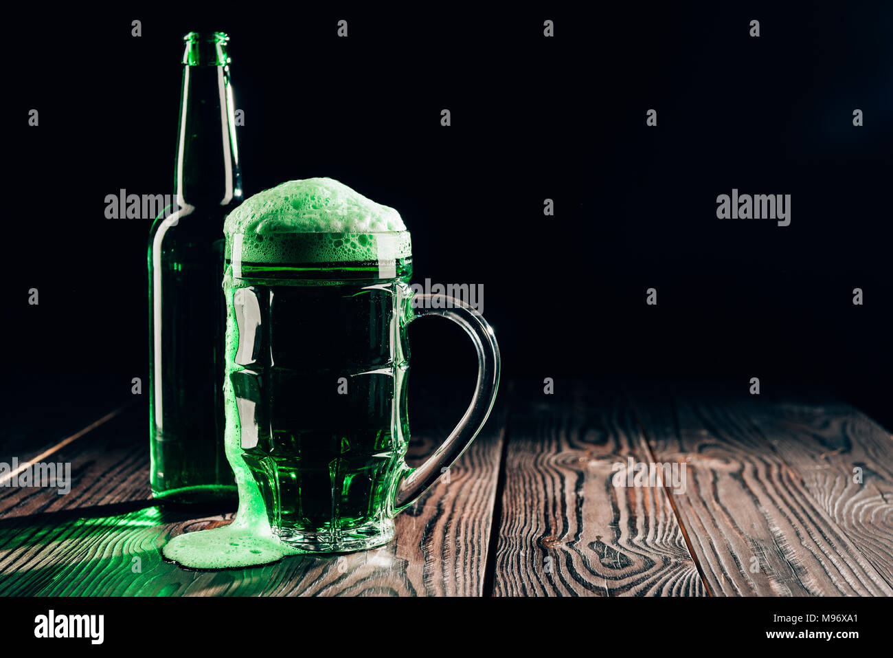 Glas und Flasche grün Bier auf Holztisch, st patricks day Konzept Stockfoto