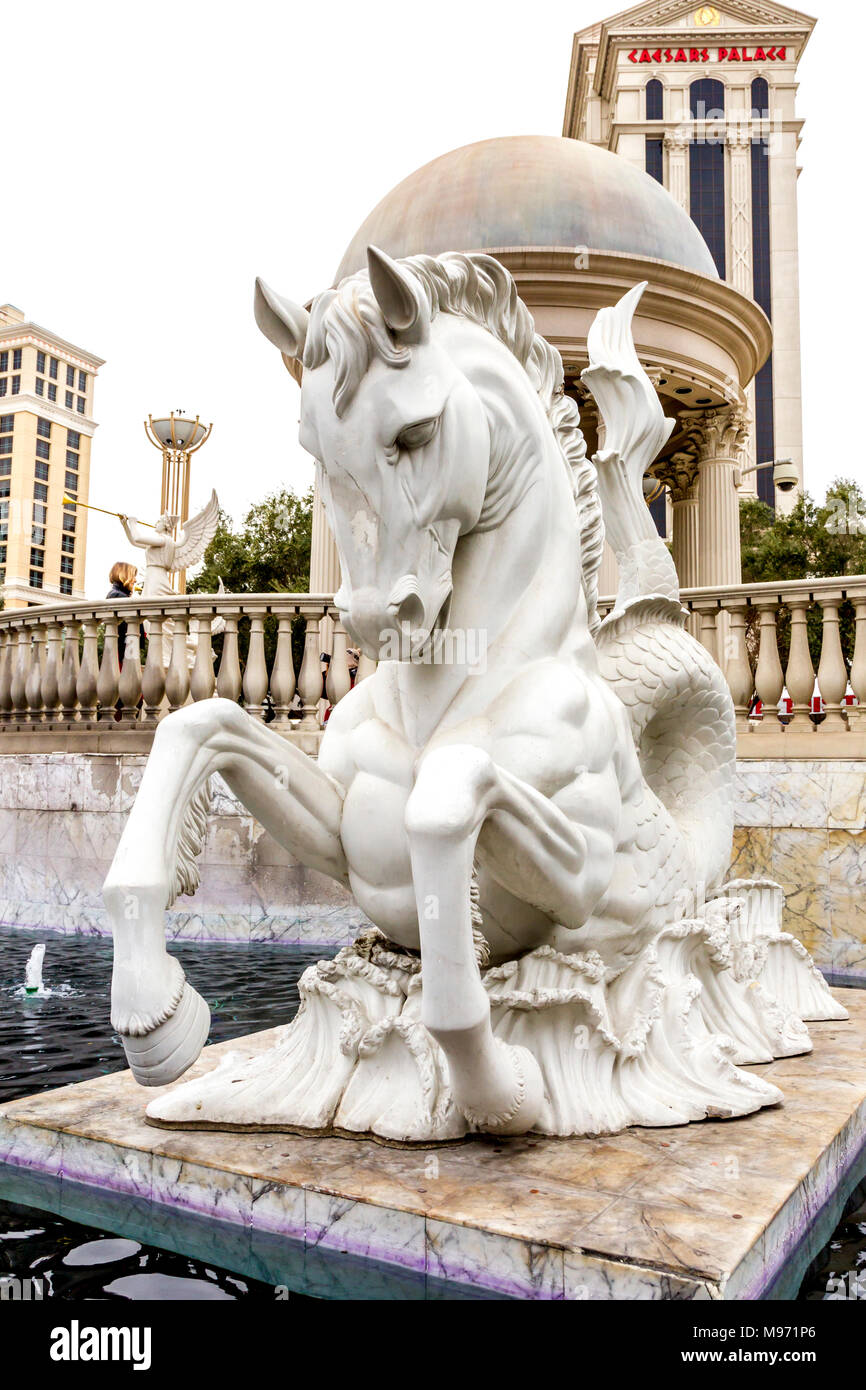Touristische Blick auf die Statue von Pferd im Caesars Palace, Las Vegas, Narvarda während des Tages. U.S.A Stockfoto