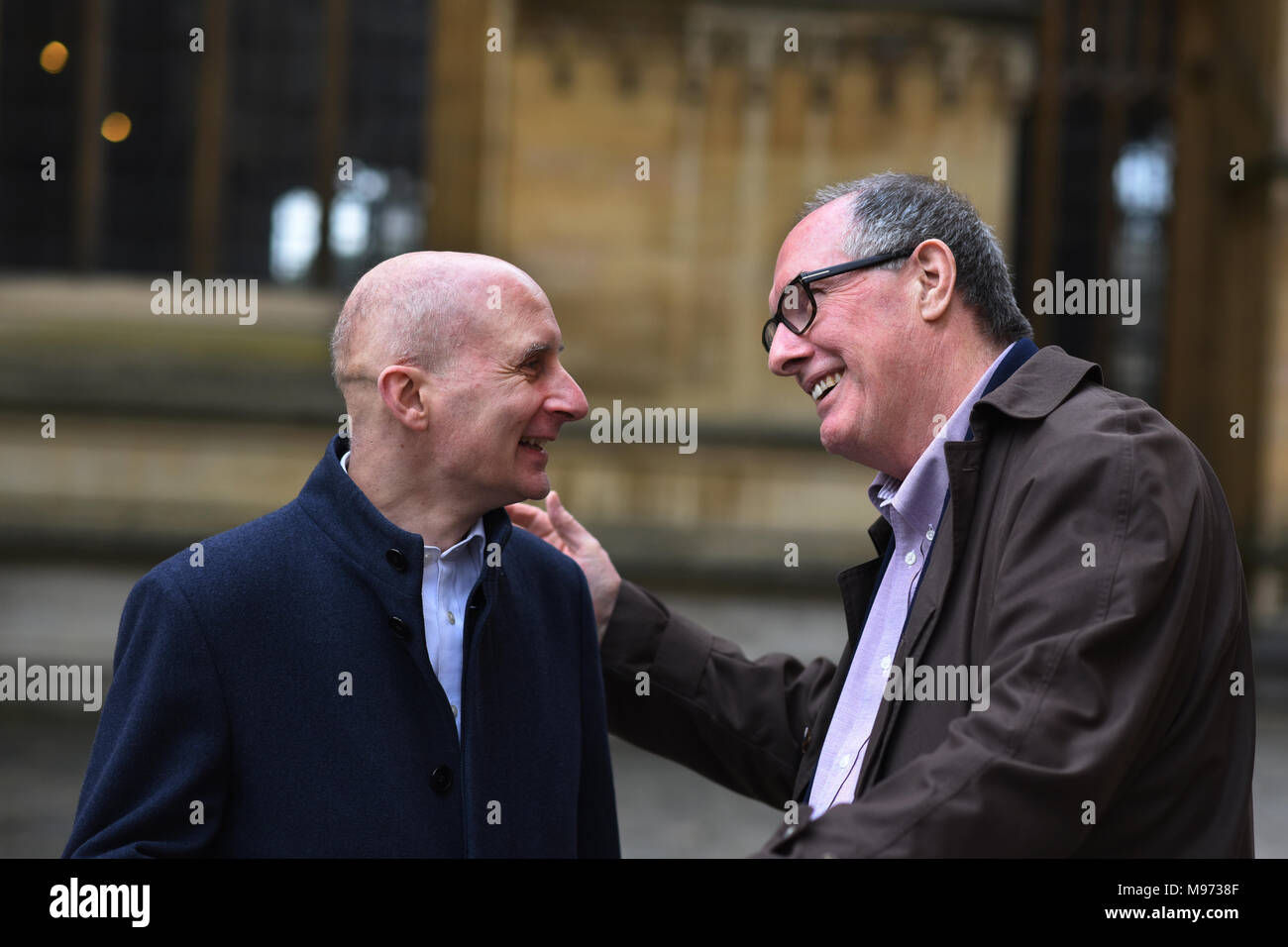 Oxford, UK. 23 Mär, 2018. Oxford, UK. 23. März, 2018. Andrew Adonis und Will Hutton im Sheldonian Theatre für FT Wochenende Oxford literarische Festival. 23. März 2018. Oxford. "Was Europa für uns tut und wie man die besten' zu halten. Credit: Richard Höhle/Alamy leben Nachrichten Stockfoto