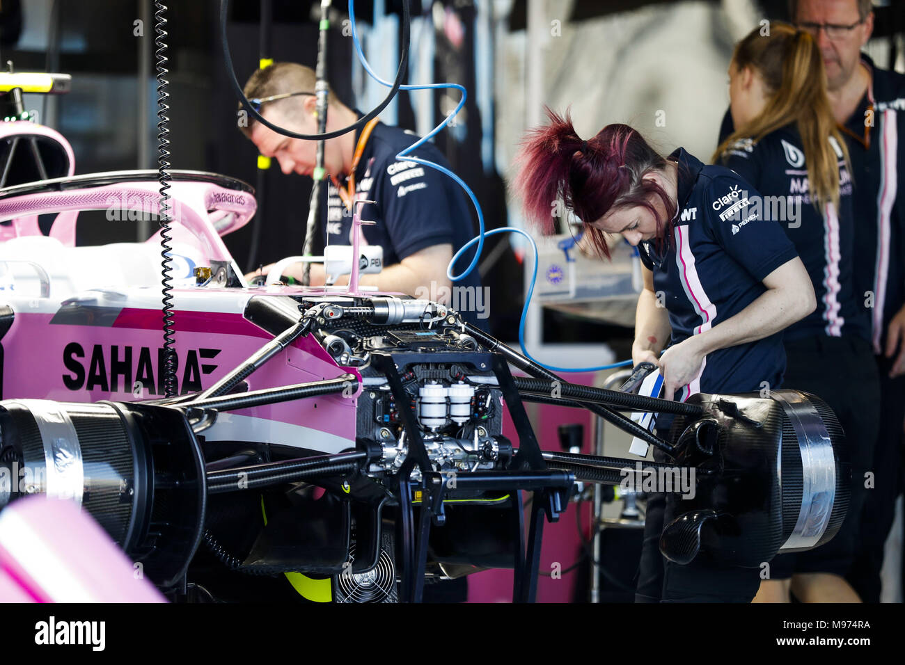 Melbourne, Australien. 23 Mär, 2018. Force India VJM11, Mädchen Mechaniker  bei der Arbeit 2018 Formel 1 in Melbourne, Australian Grand Prix, vom 22.  bis 25-Foto Motorsport: FIA Formel Eins-Weltmeisterschaft 2018, Melbourne,  Victoria: