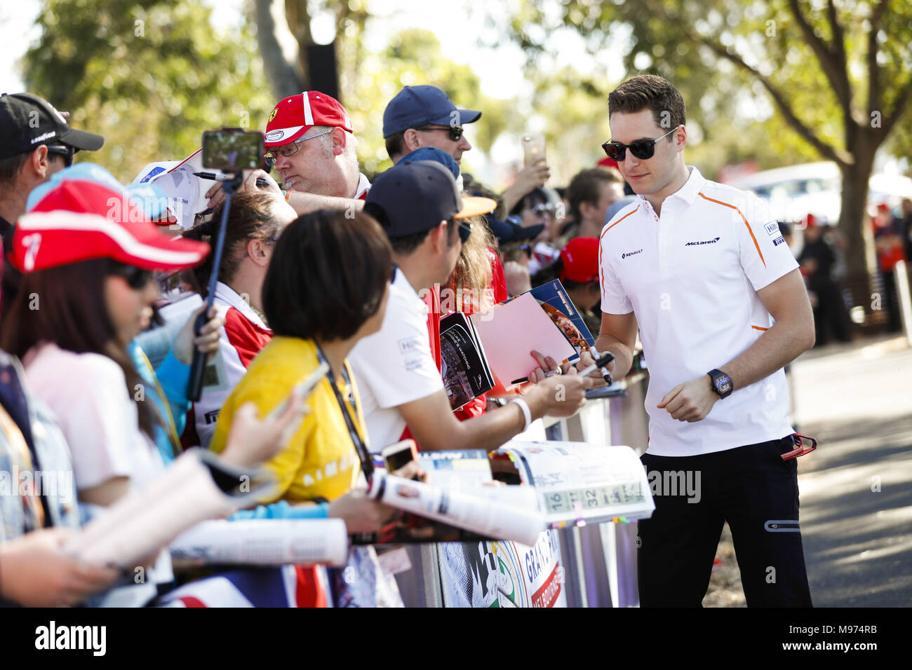 Melbourne, Australien. 23 Mär, 2018. VANDOORNE Stoffel (Bel), McLaren Renault MCL33, Porträt Autogramme mit Ventilatoren während 2018 Formel 1 in Melbourne, Australian Grand Prix, vom 22. bis 25-Foto Motorsport: FIA Formel Eins-Weltmeisterschaft 2018, Melbourne, Victoria: Motorsport: Formel 1 2018 Rolex Grand Prix von Australien, Quelle: dpa/Alamy leben Nachrichten Stockfoto