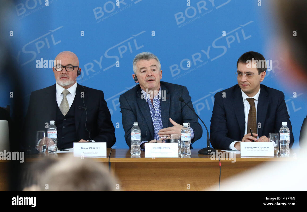 Borispol, Ukraine. 23. März, 2018. Ryanair CCO David O'Brien, Ryanair-CEO Michael O'Leary und infrastrukturminister der Ukraine Volodymyr Omelyan während Ryanair Presse-Konferenz in Kiew Borispol Flughafen zum Markteintritt in der Ukraine gewidmet. Credit: Oleksandr Prykhodko/Alamy leben Nachrichten Stockfoto