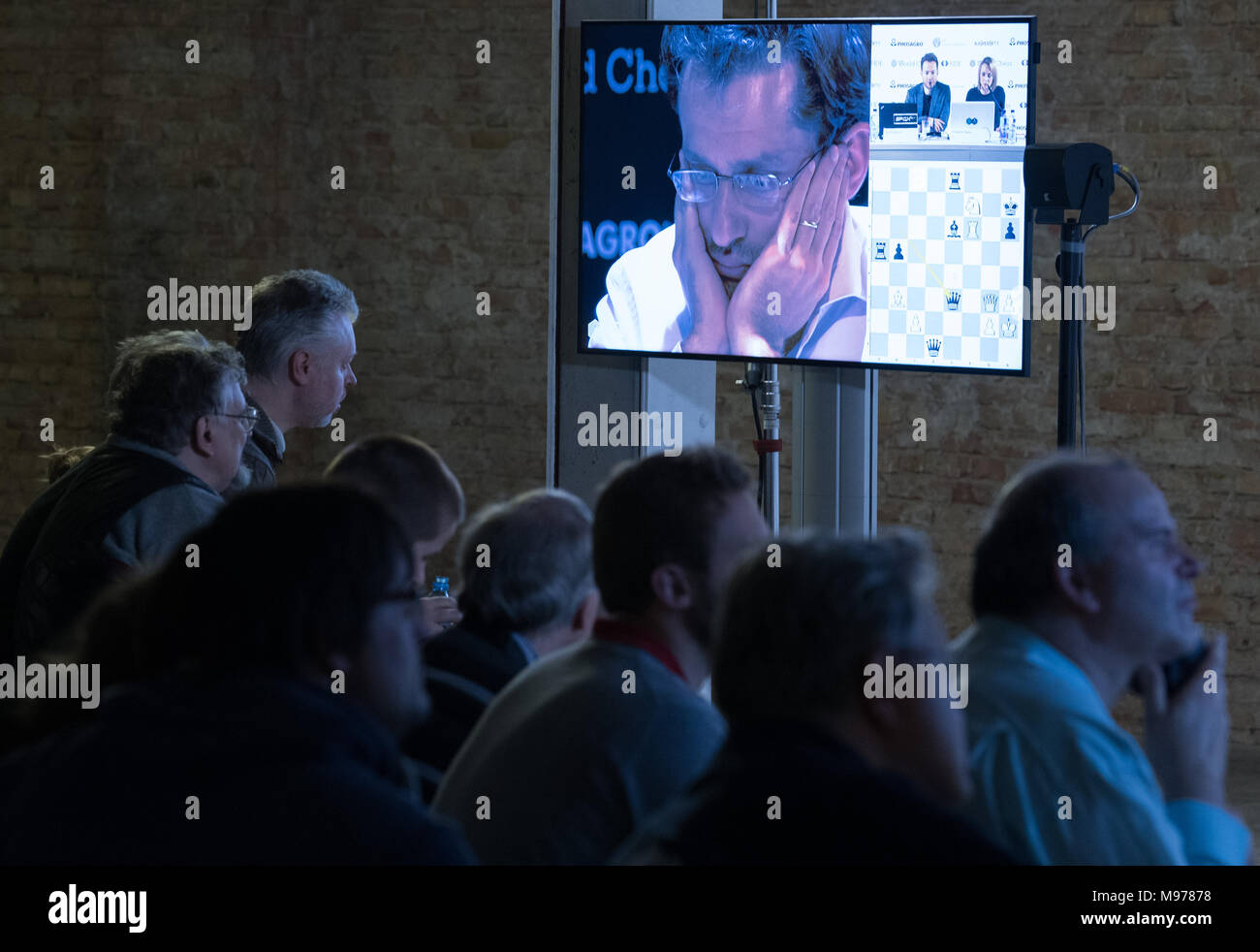22 März 2018, Deutschland, Berlin: ein Publikum Uhren eine Partie Schach auf der diesjährigen FIDE-Kandidaten Turnier an der Kuehlhaus Veranstaltungsort. Bis zum Ende des Monats, acht Chess Champions für die Chance gegen Weltmeister Magnus Carlsen aus im November 2018 zu konkurrieren. Foto: Soeren Stache/dpa Stockfoto