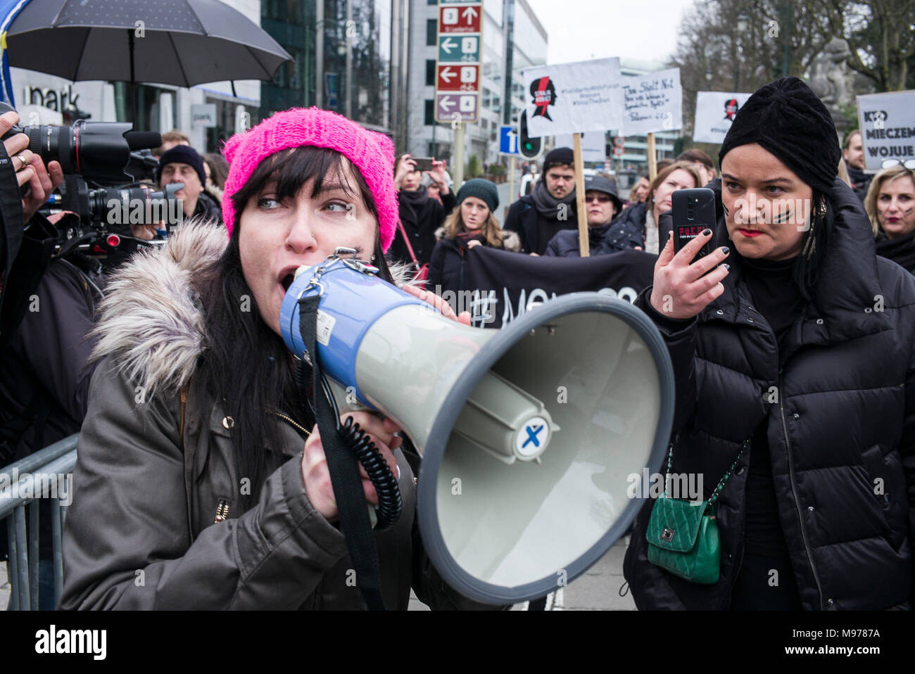 Brüssel, Belgien. 23 Mär, 2018. Polnische Frauen halten den Protest in Brüssel, Belgien am 23.03.2018 Feministinnen Organisationen und Unterstützer bei der Europäischen Union in Brüssel versammelt, um gegen die Verschärfung des Abtreibungsrechts in Polen von Wiktor Dabkowski | Verwendung der weltweiten Kredit zu protestieren: dpa/Alamy leben Nachrichten Stockfoto