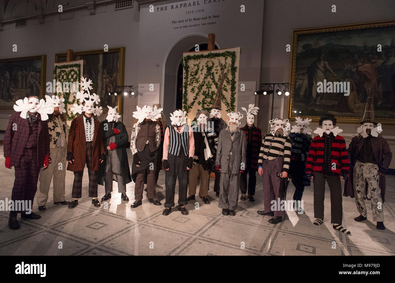 V&A, London, UK. 23. März 2018. Mode in Bewegung: John Alexander Skelton. Die britische Menswear Designer John Alexander Skelton ist die empfohlene Designer im V&A's Fashion in Motion statt im Museum Galerie Raphael. Ein Absolvent der London College der Mode und der Central St. Martin's, hat er durch i-D Magazin gefeiert wurde als "eine der hellsten, kühnsten und die meisten auffallend original Talente aus der Londoner Modeszene in den letzten Jahren". Eine der Skelton's Outfits wird auch an der V&A in die kommende Ausstellung aus der Natur. Credit: Malcolm Park/Alamy Leben Nachrichten. Stockfoto