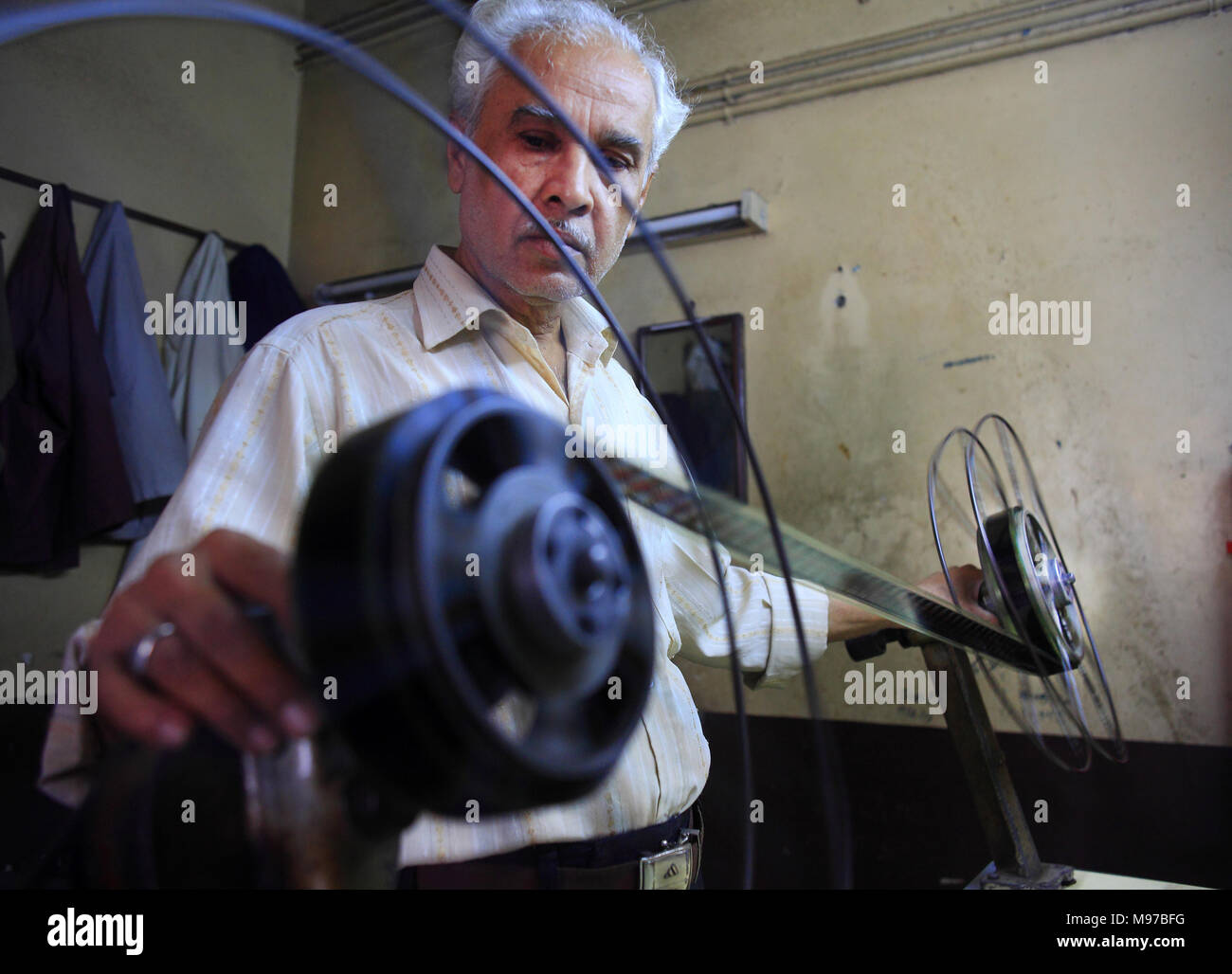 Mumbai, Indien. 11 Okt, 2014. 11. Okt. 2014: Mumbai - Indien. Jagjivan Maru, Chief filmvorführer der Maratha Mandir Kino, hat die Projektion dieser Film seit seiner Veröffentlichung 19 Jahre zurück. Bollywood Film Ã" Dilwale Dulhania Le Jayenge", ein Hindi romantischer Film, hat sein 20 Jahr ununterbrochen laufen mit der ikonischen Maratha Mandir Kino gestartet. Der Film verändert den Lauf der Welt Kino selbst katapultieren, die am längsten laufende Film in der Geschichte des Kinos. Seit seiner Veröffentlichung Oktober 20, 1995, die klassische Liebesgeschichte über die Herzen von Generationen für die letzten 20 Jahre gewonnen hat. Stockfoto