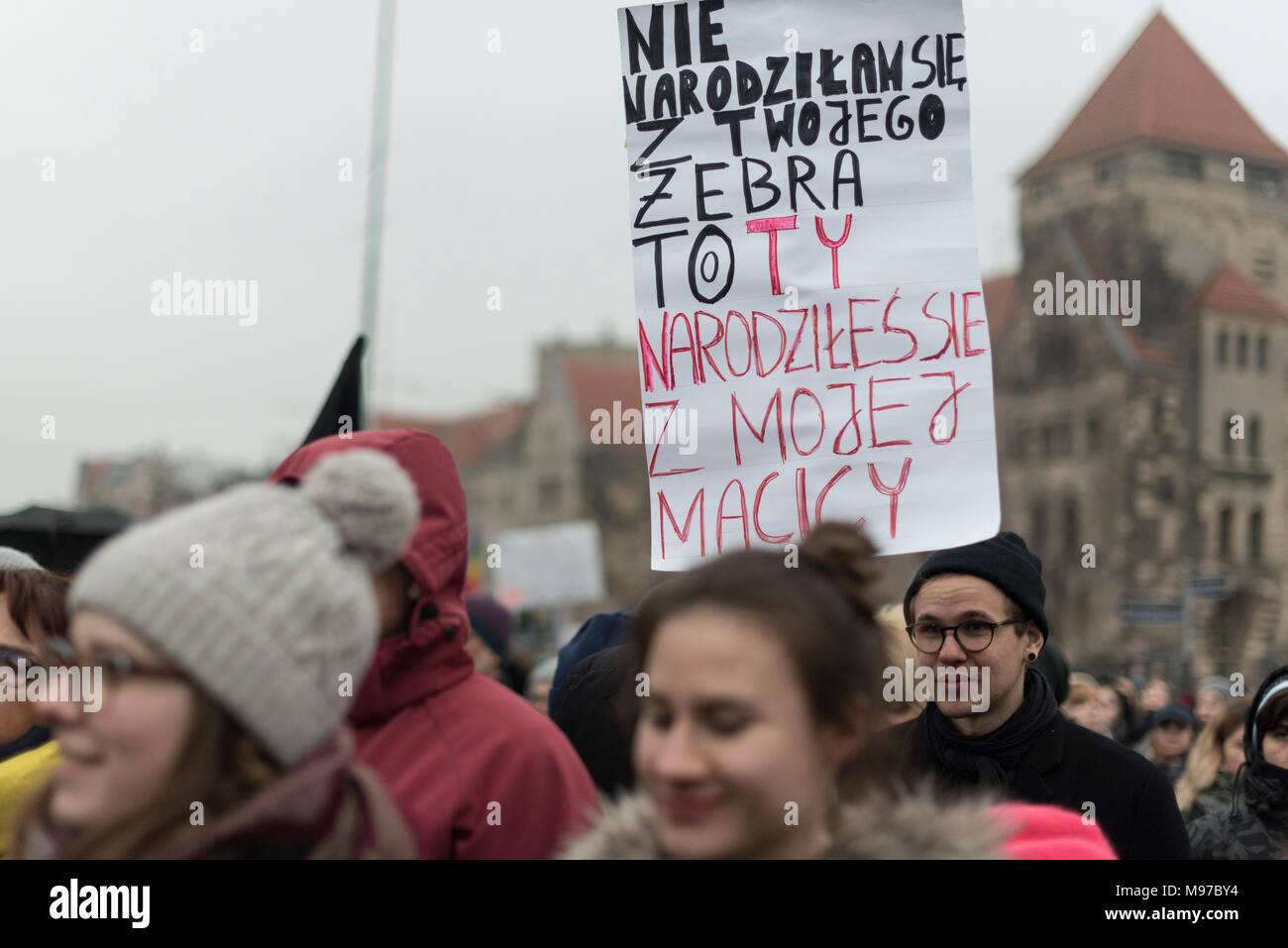 Posen, Großpolen, Polen. 23. März 2018. Schwarzer Freitag - National Women's Strike. Am Montag, den 19. März, eine Gruppe von Abgeordneten aus der Regierungspartei Recht und Gerechtigkeit (PiS) und Kukiz 15, in der Gerechtigkeit und der Menschenrechte Ausschuss gab eine befürwortende Stellungnahme zum Entwurf der Stop Abtreibung handeln. Die Initiative, die führt Kaja Godek zu führen, will ziehen Sie die bereits restriktiveren Abtreibungsgesetz in Polen. Am Mittwoch oder Donnerstag, den parlamentarischen Sozialpolitik und Familie Kommission war. Plenum Abstimmung war auch geplant. Credit: Slawomir Kowalewski/Alamy leben Nachrichten Stockfoto