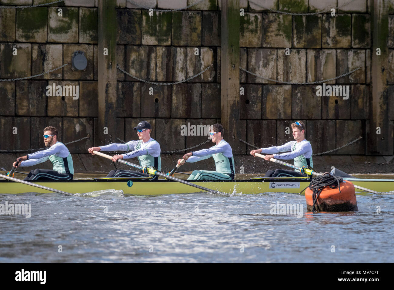 Putney, UK. 23. März 2018. Boat Race Praxis Outing. Als Vorbereitung für die Cancer Research UK Regatten am 24. März 2018, Blau crew Cambridge University Boat Club Verhalten eine Praxis Outing auf dem Das Boat Race Tideway Kurs. Trainer Steve Trapmore folgt die Crew Liste: - CUBC Blau Crew). Bug: - Charles Fisher 2) Patrick Elwood, 3) James Letten, 4) Dara Alizadeh, 5) Spencer Furey, 6) Finn Meeks, 7) Rob Hurn, Schlaganfall: - Freddie Davidson, Cox: Hugo Ramambason. Credit: Duncan Grove/Alamy leben Nachrichten Stockfoto