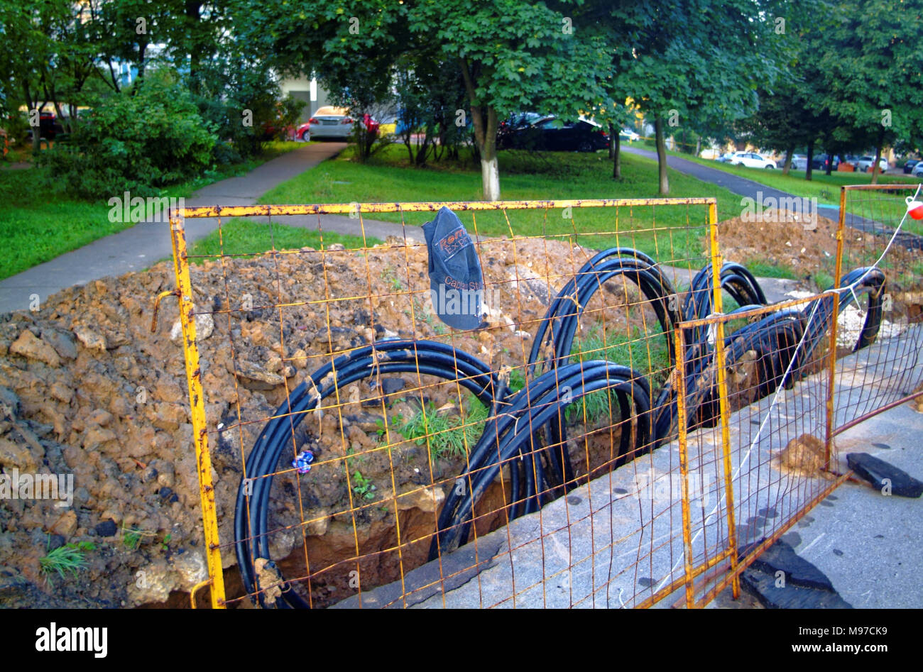 Reparatur Graben mit Zaun in den Morgen in Moskau Stockfoto