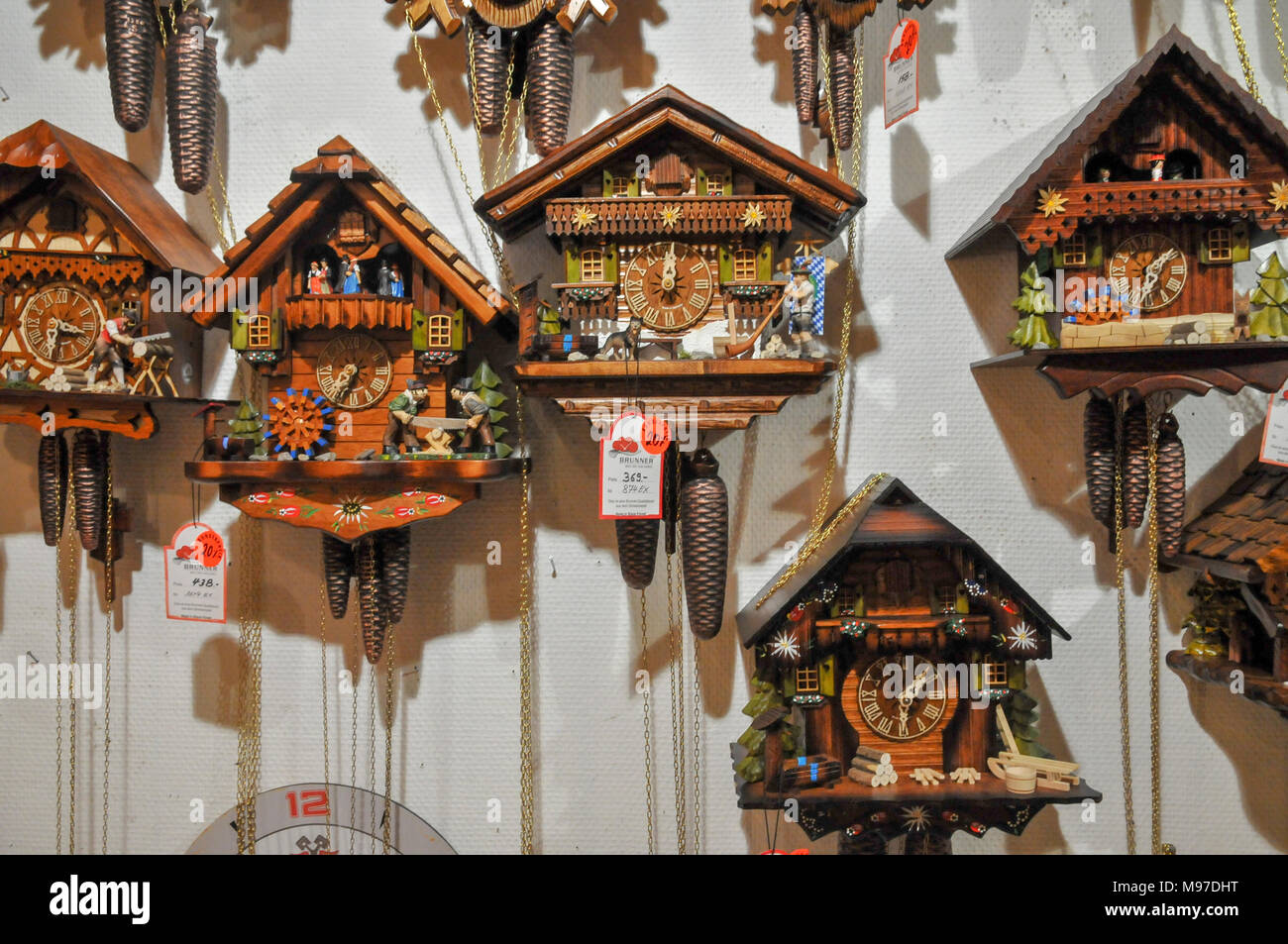 Kuckucksuhren für Verkauf an den Souvenirshop, Titisee, Neustadt, (Schwarzwald Schwarzwald), Baden-Württemberg, Deutschland Stockfoto