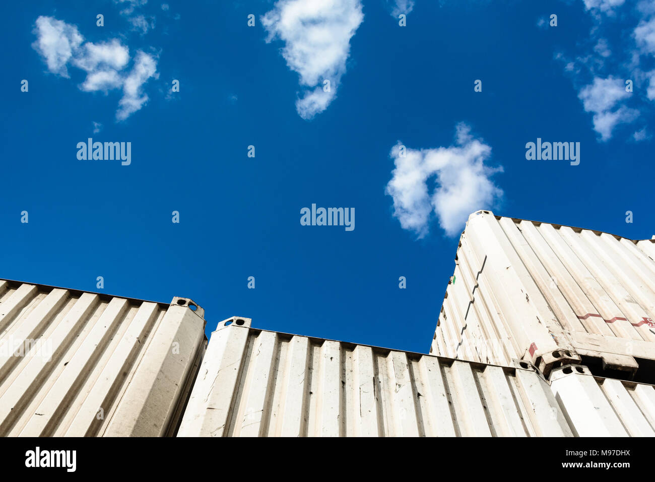 Low Angle View der weißen Palette breite Behälter gegen den blauen Himmel mit weißen Wolken. Stockfoto